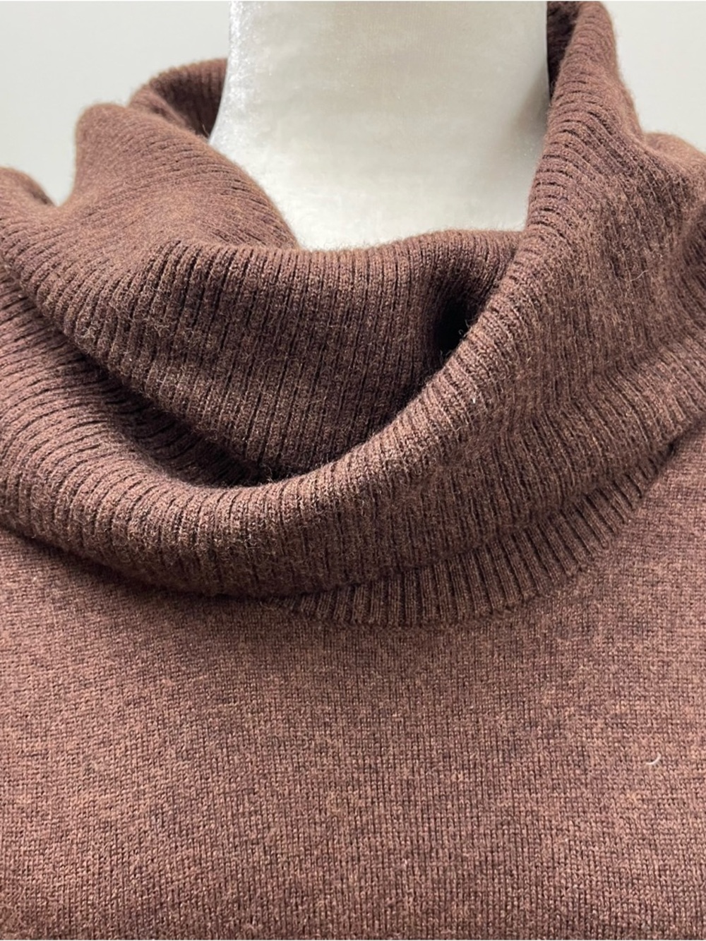 In Brown! Nicole Miller New York extra fine 100% merino wool sweater. - Picture 3 of 5